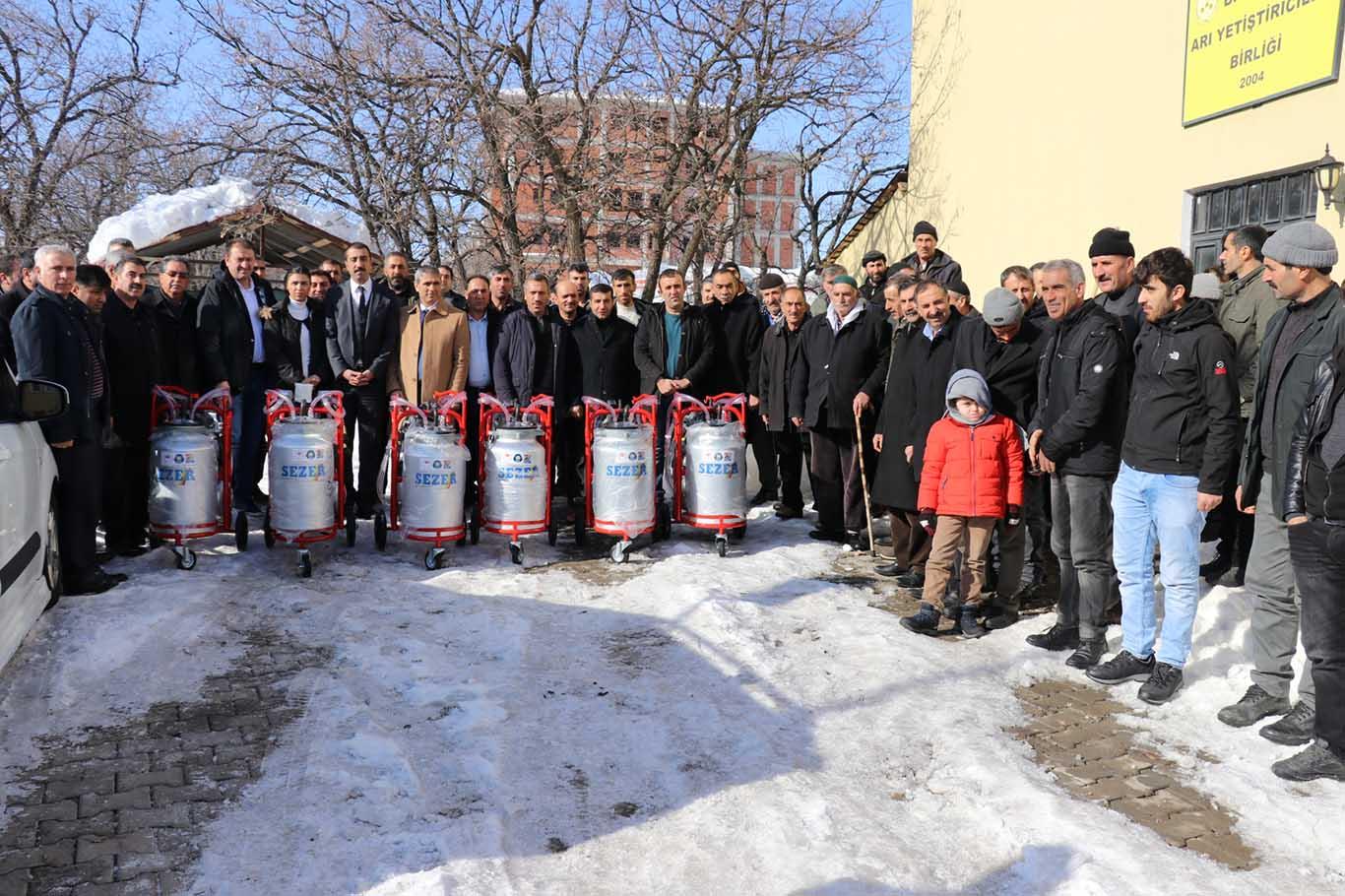 Hayvan yetiştiricilerine süt sağım makinesi dağıtıldı Hayvan yetiştiricilerine süt sağım makinesi dağıtıldı